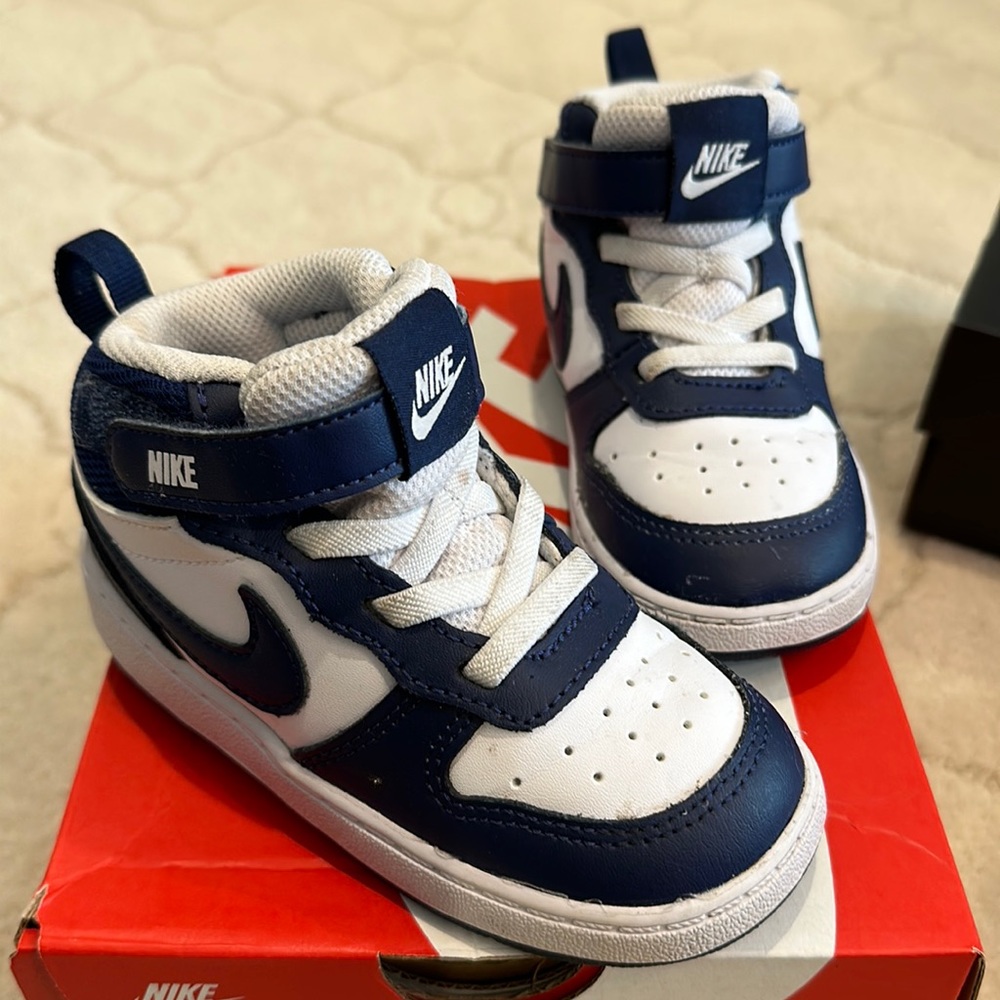 Nike court borough 2 mid size 8C in navy & white colorway immaculate condition